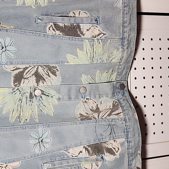 Hayden by Anthropologie Size Large Jean Jacket Floral Print Light Wash - Picture 2 of 9